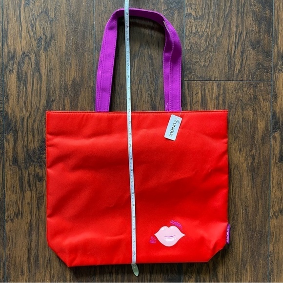 Clinique Tote and Kiss Makeup Bag - Picture 6 of 7